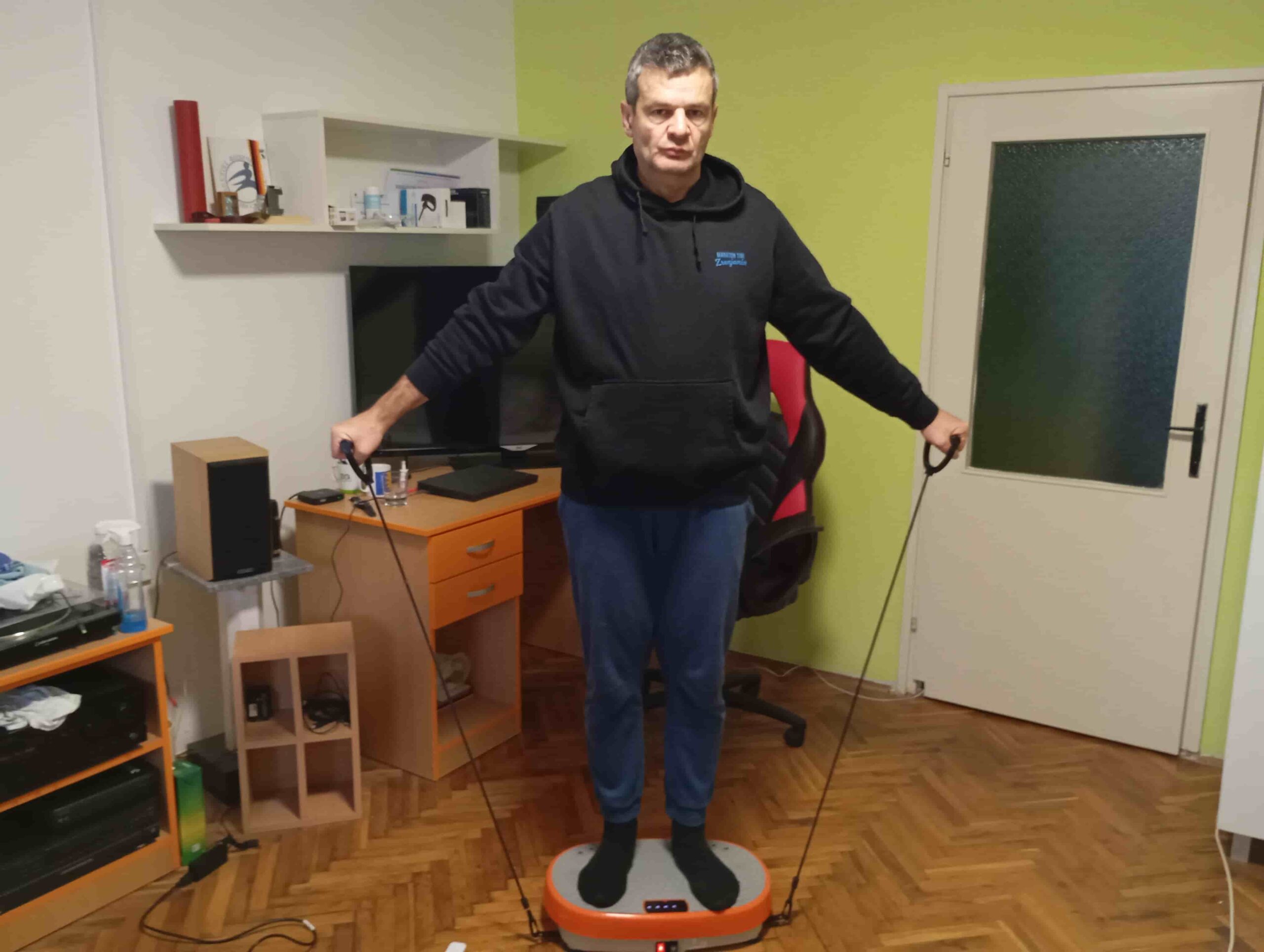 Vladimir Stanar on a vibration plate elastic bands side lift Vladimir Stanar on a vibration plate elastic bands side lift